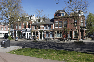 914073 Gezicht op de panden Blauwkapelseweg 7 (rechts) - 15 te Utrecht, met rechts het hoekhuis Zandhofsestraat 2.